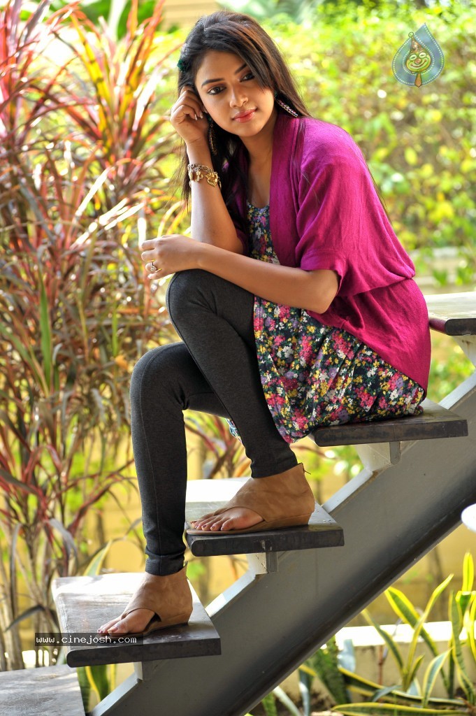 Amala Paul Hot Gallery - 12 / 52 photos