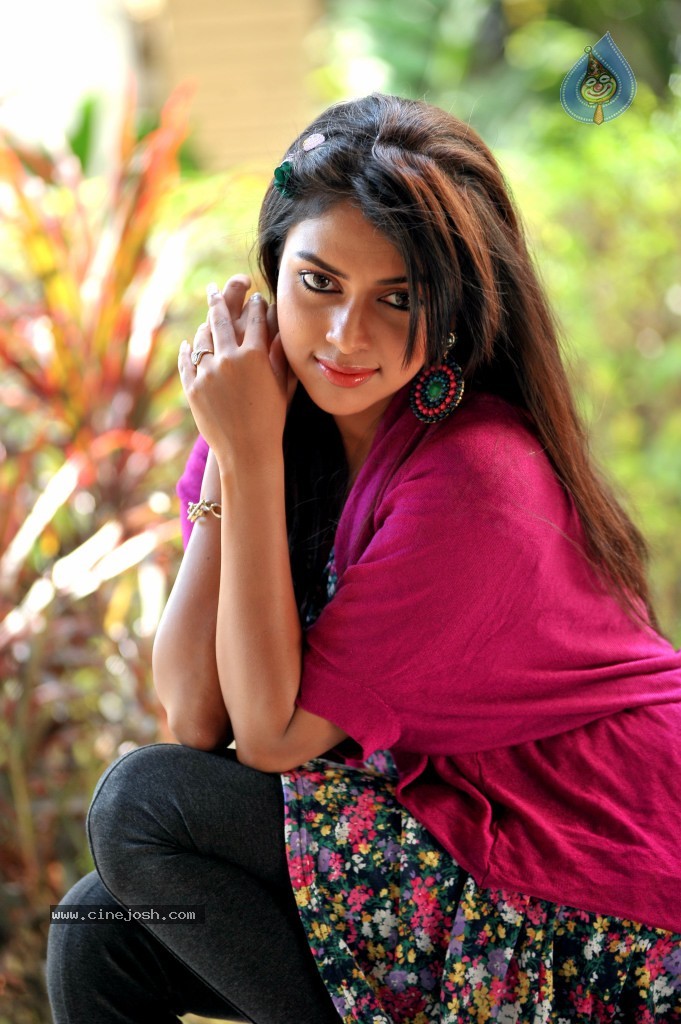 Amala Paul Hot Gallery - 48 / 52 photos