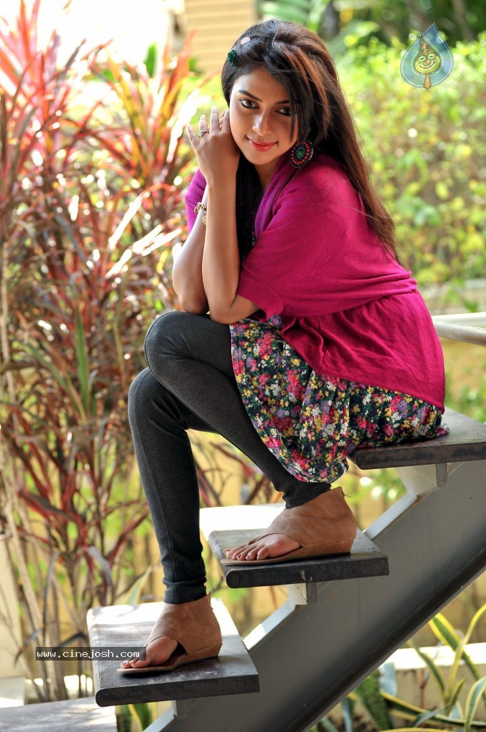 Amala Paul Hot Gallery - 51 / 52 photos