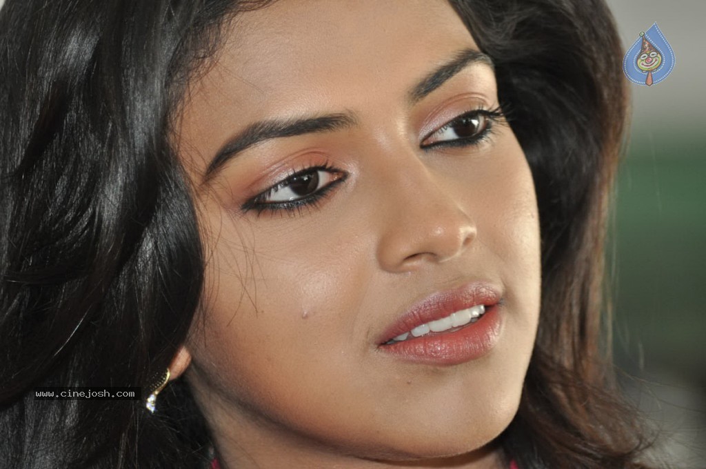 Amala Paul Latest Stills - 24 / 54 photos