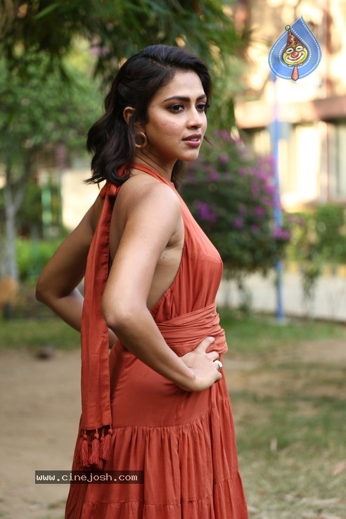 Amala Paul Stills - 3 / 5 photos