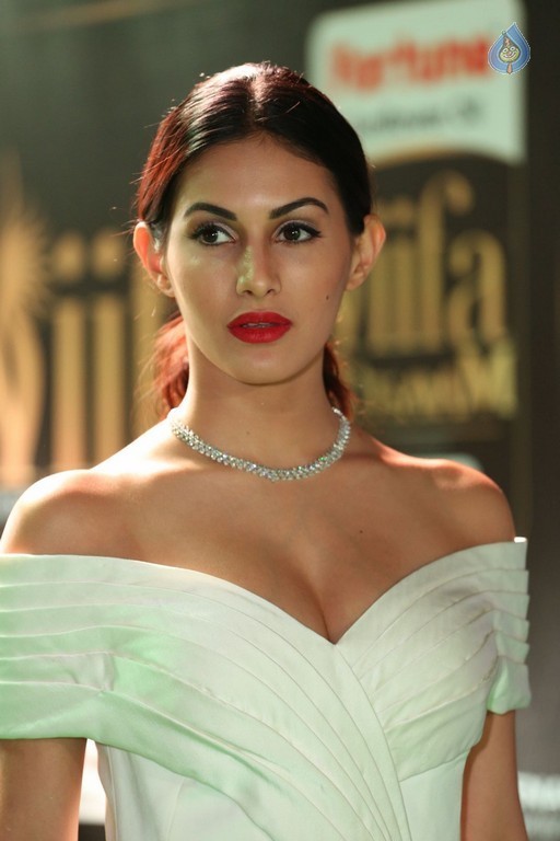 Amyra Dastur at IIFA 2017 - 4 / 29 photos
