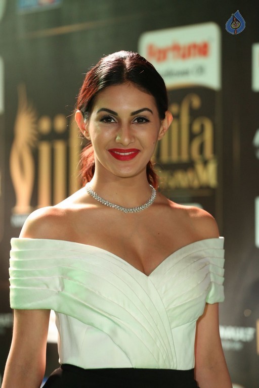 Amyra Dastur at IIFA 2017 - 8 / 29 photos