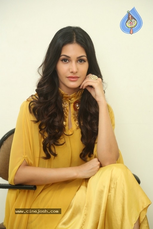 Amyra Dastur Latest Stills - 3 / 17 photos