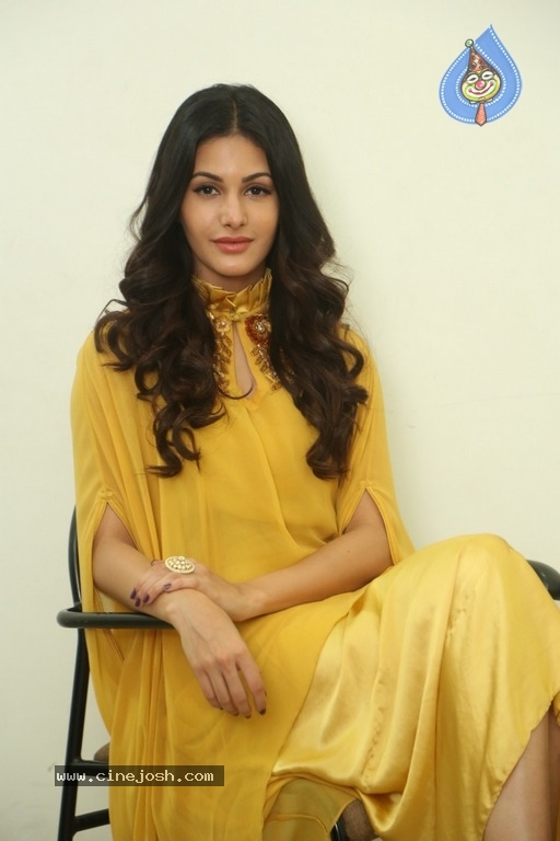 Amyra Dastur Latest Stills - 9 / 17 photos