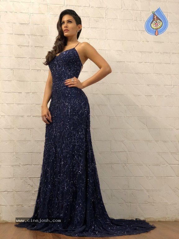 Amyra Dastur New Images - 1 / 7 photos