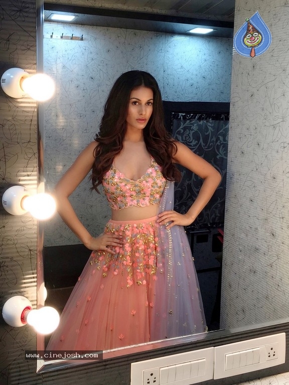 Amyra Dastur New Images - 2 / 7 photos
