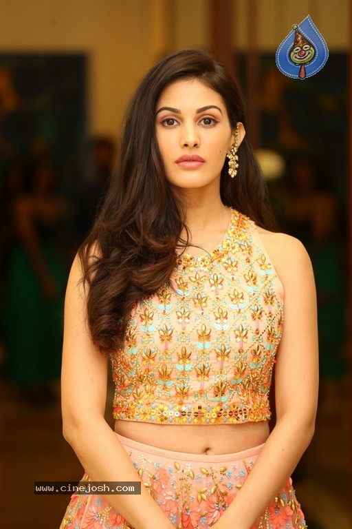 Amyra Dastur Photos - 21 / 38 photos