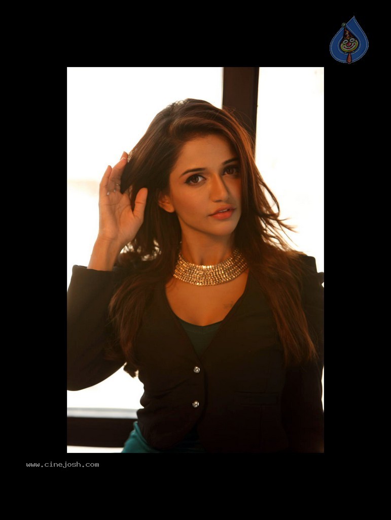 Anaika Soti New Stills - 28 / 32 photos