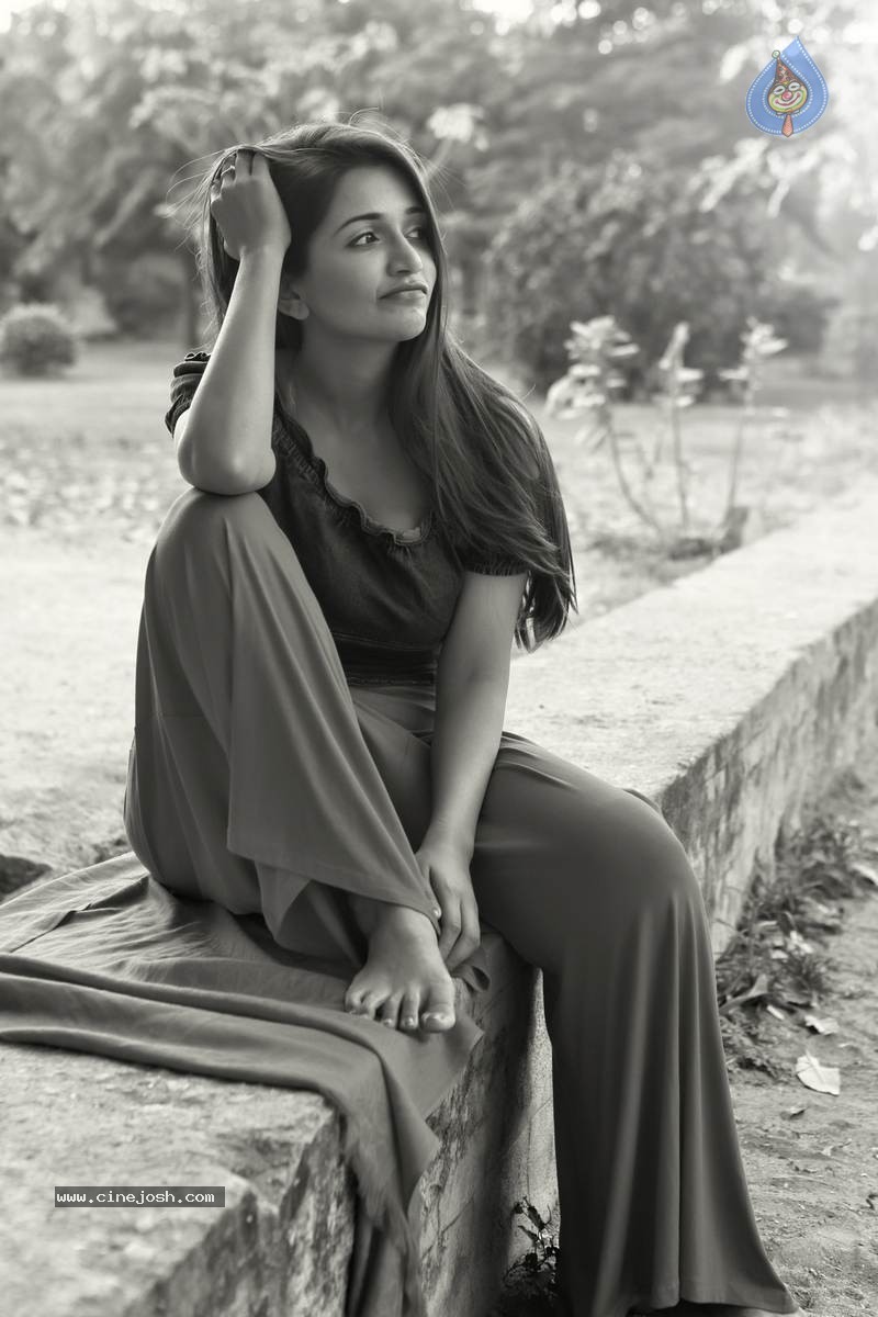 Anaika Soti Pics - 6 / 12 photos