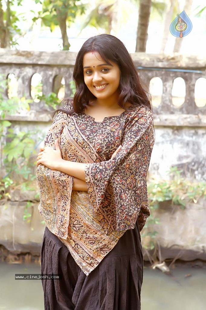 Ananya New Stills - 17 / 34 photos