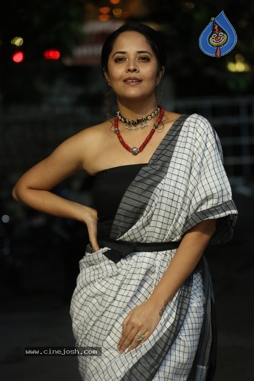 Anasuya Bharadwaj Gallery - 17 / 18 photos