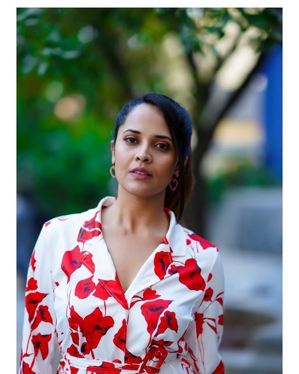 Anasuya Bharadwaj Latest Pics - 4 / 17 photos