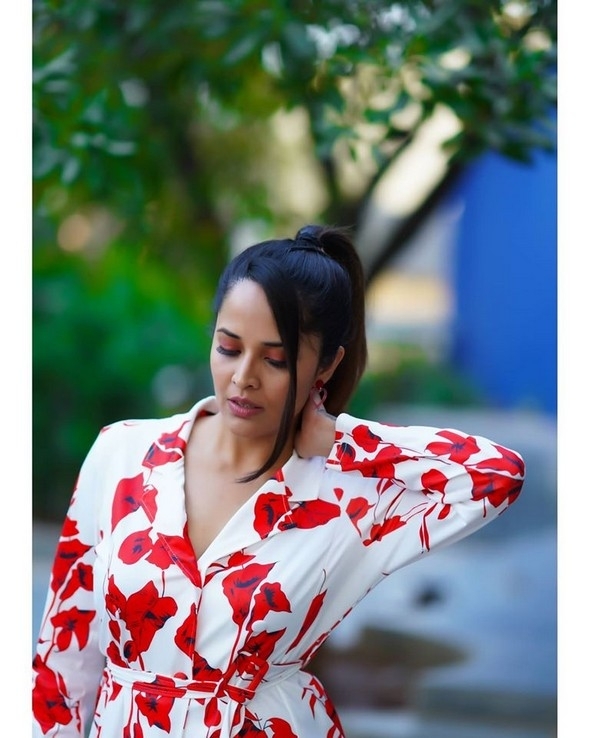 Anasuya Bharadwaj Latest Pics - 6 / 17 photos
