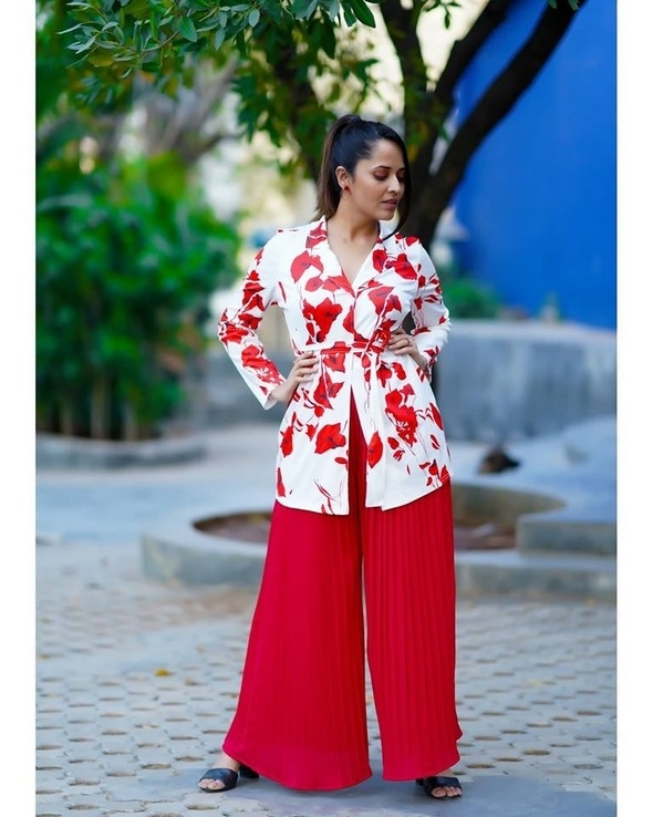 Anasuya Bharadwaj Latest Pics - 9 / 17 photos