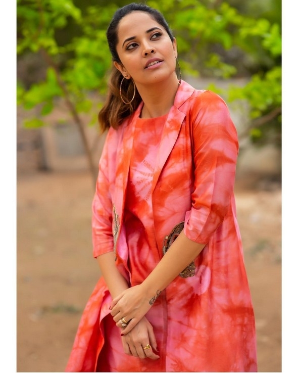 Anasuya Bharadwaj Latest Pics - 5 / 8 photos