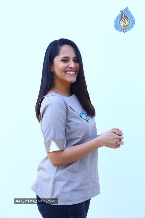 Anasuya Bharadwaj Latest Pics - 3 / 20 photos