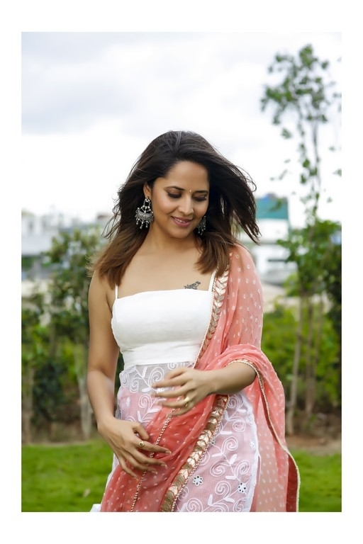 Anasuya Bharadwaj New Stills - 8 / 21 photos