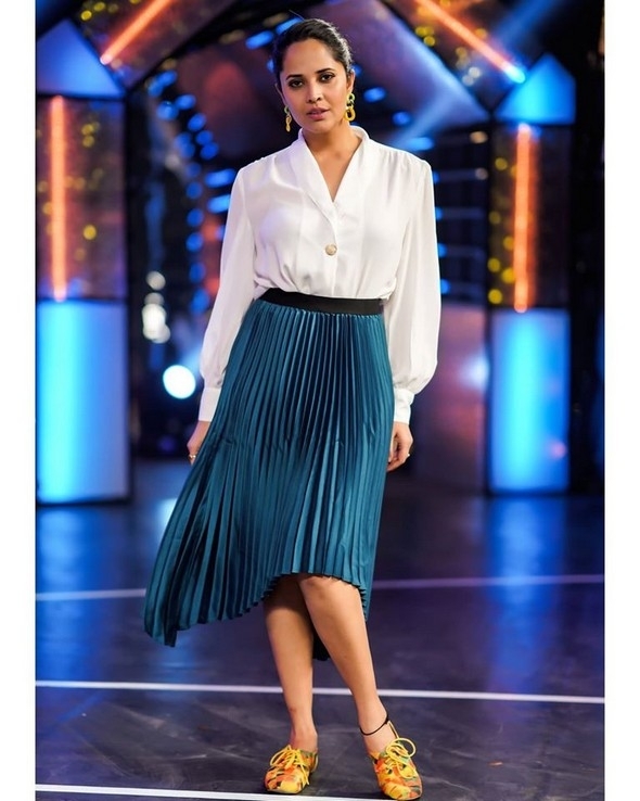 Anasuya Bharadwaj Photos - 2 / 11 photos