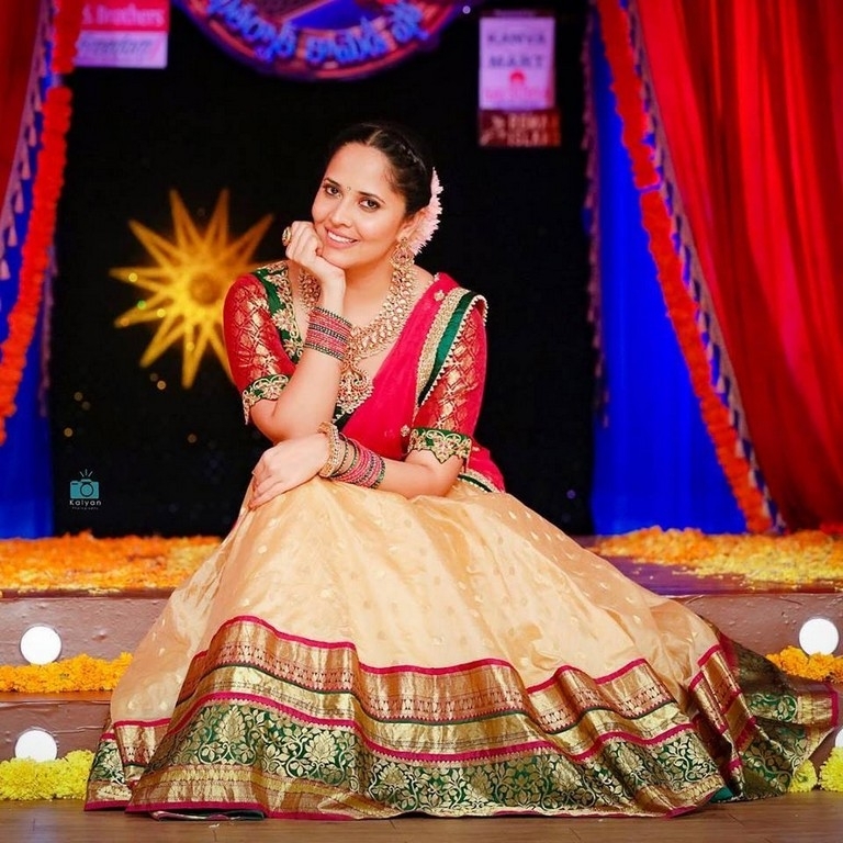Anasuya Bharadwaj Pics - 4 / 14 photos