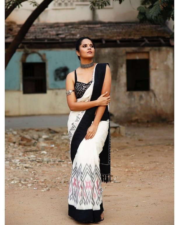 Anasuya Bharadwaj Pics - 4 / 6 photos