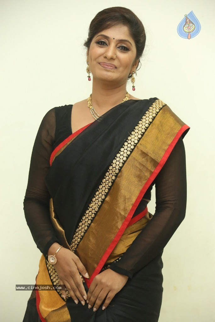 Anchor Jhansi New Stills - 17 / 74 photos