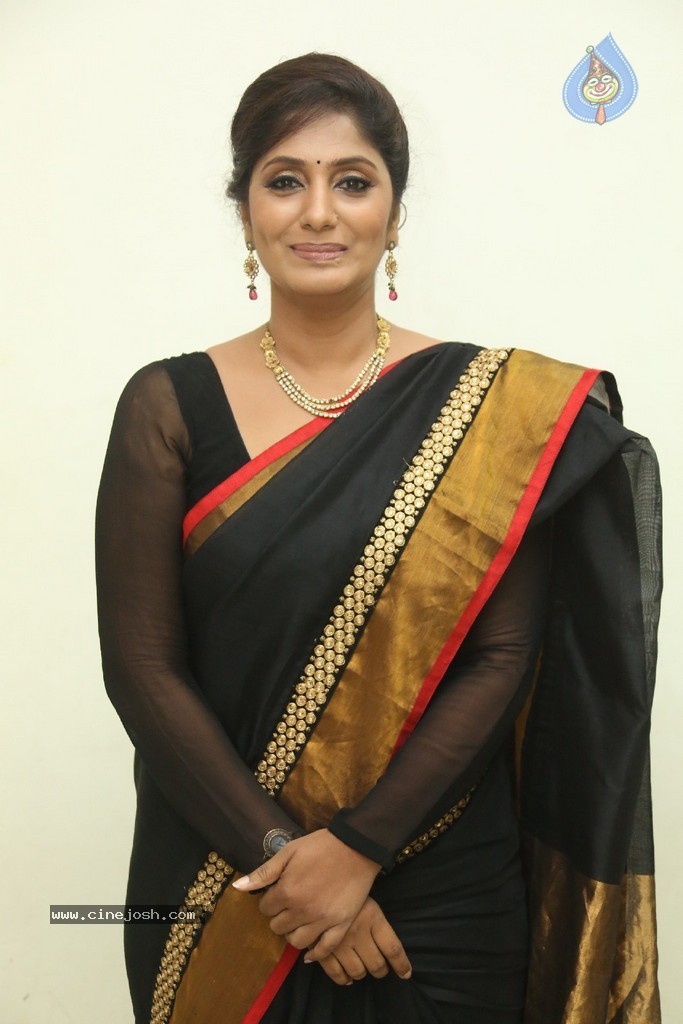 Anchor Jhansi New Stills - 27 / 74 photos