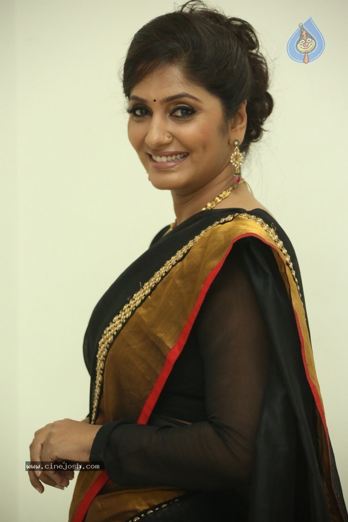 Anchor Jhansi New Stills - 33 / 74 photos