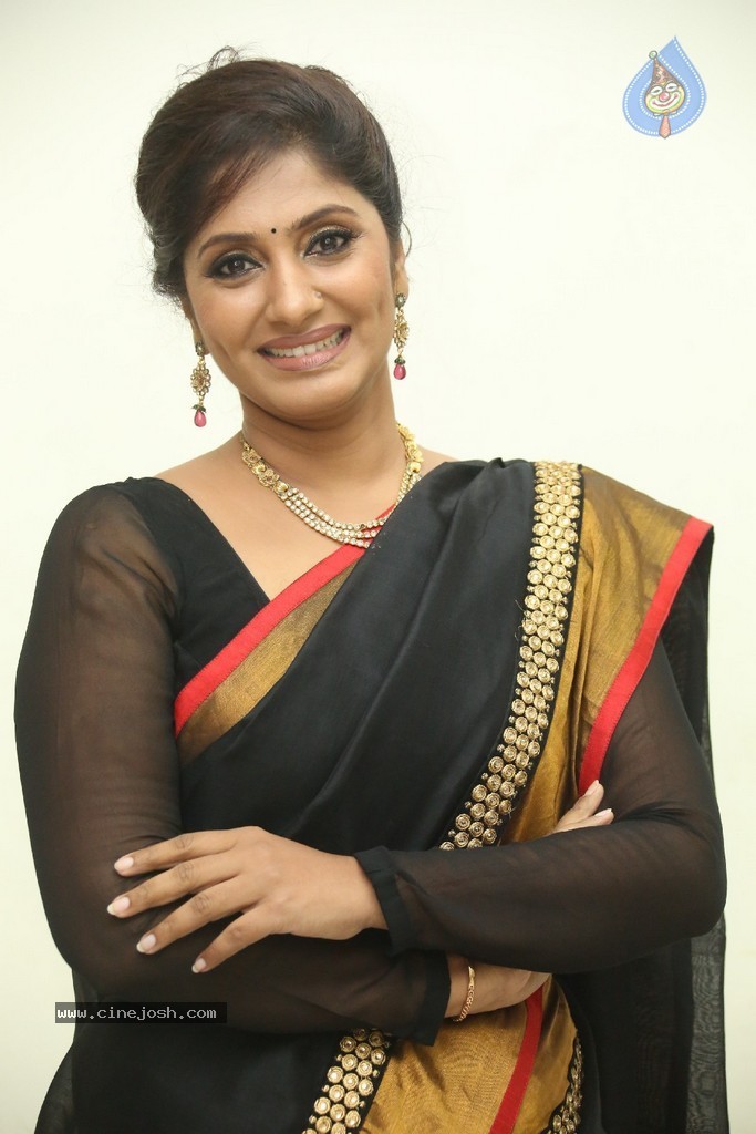 Anchor Jhansi New Stills - 38 / 74 photos