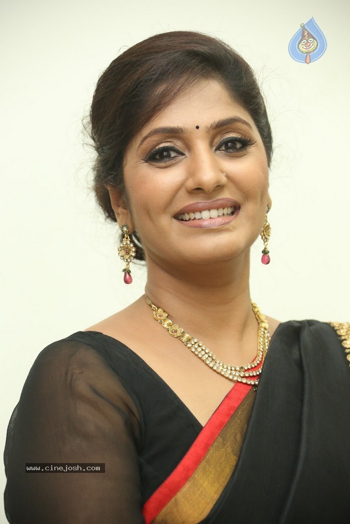 Anchor Jhansi New Stills - 41 / 74 photos