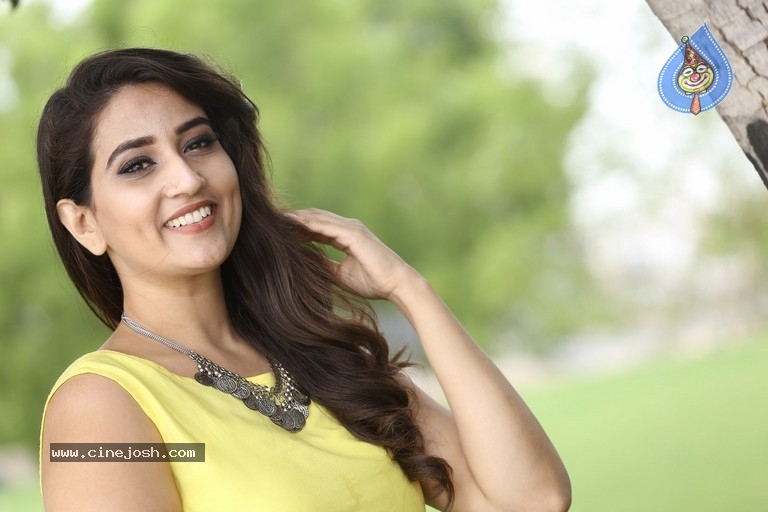 Anchor Manjusha Images - 1 / 21 photos