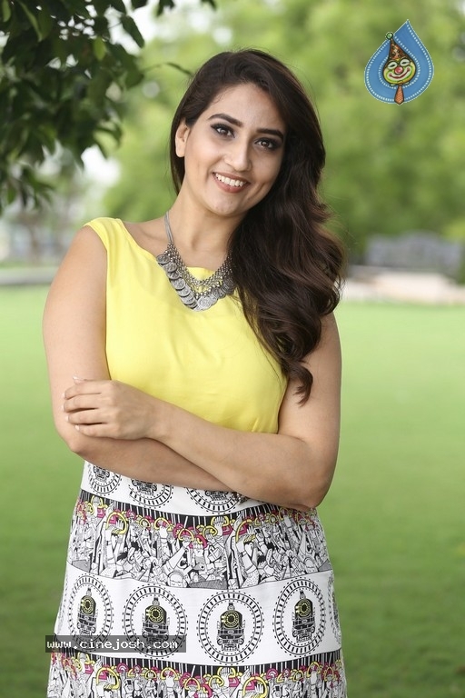 Anchor Manjusha Images - 7 / 21 photos