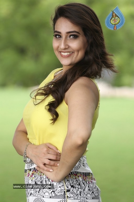 Anchor Manjusha Images - 8 / 21 photos