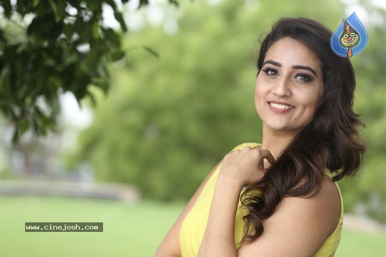 Anchor Manjusha Images - 9 / 21 photos