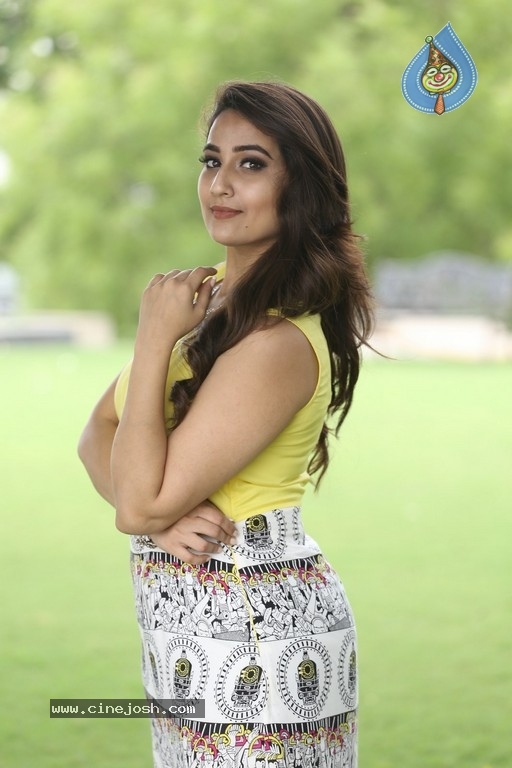 Anchor Manjusha Images - 10 / 21 photos
