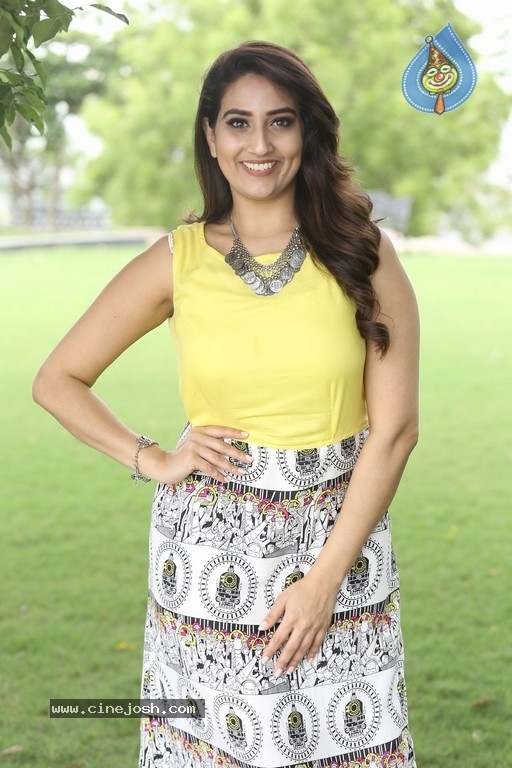 Anchor Manjusha Images - 11 / 21 photos