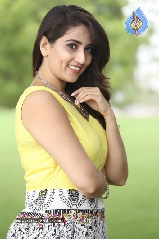 Anchor Manjusha Images - 15 / 21 photos