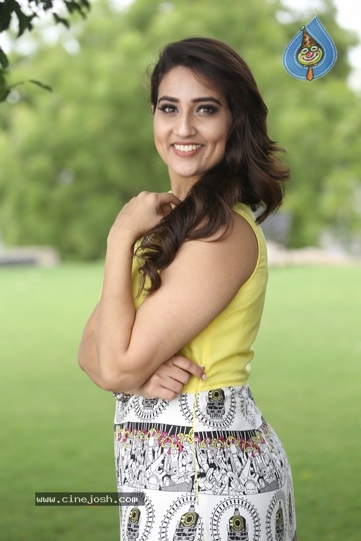 Anchor Manjusha Images - 16 / 21 photos