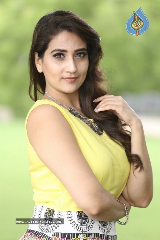 Anchor Manjusha Images - 18 / 21 photos
