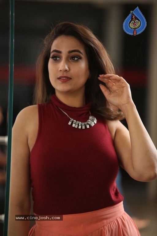 Anchor Manjusha Latest Images - 2 / 21 photos