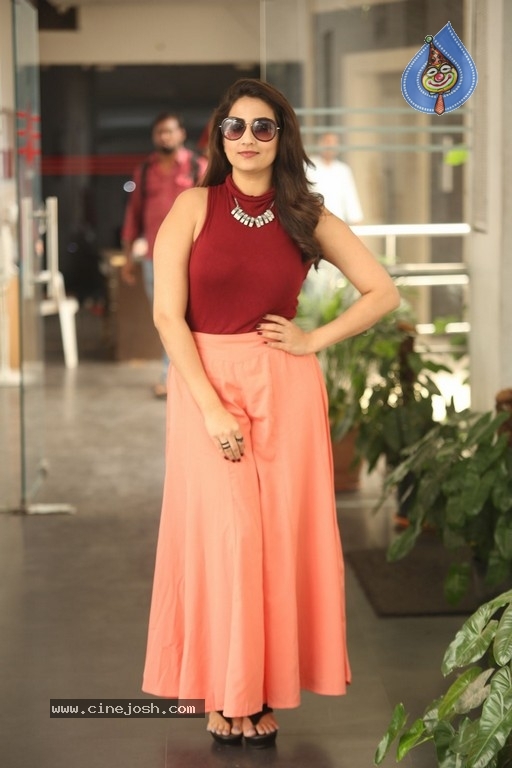 Anchor Manjusha Latest Images - 10 / 21 photos