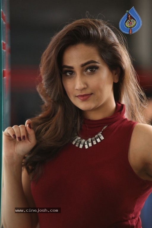 Anchor Manjusha Latest Images - 12 / 21 photos
