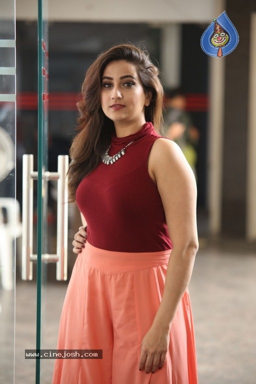 Anchor Manjusha Latest Images - 13 / 21 photos