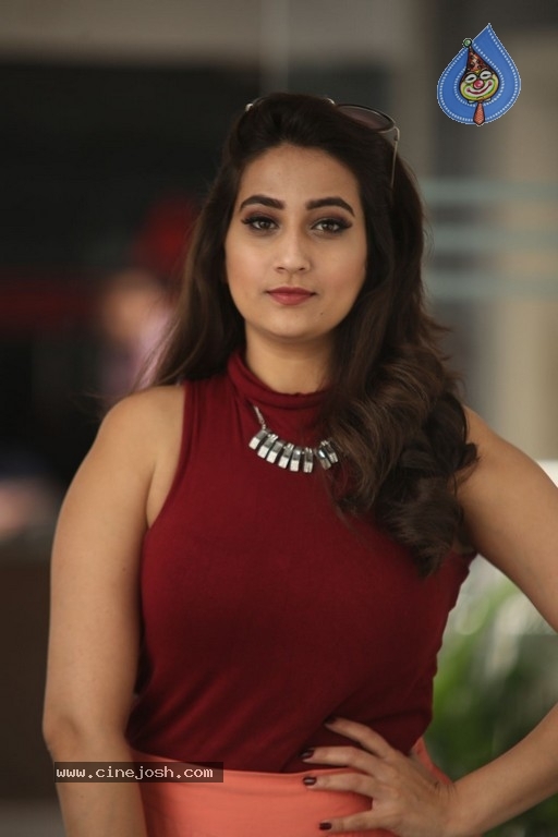 Anchor Manjusha Latest Images - 17 / 21 photos