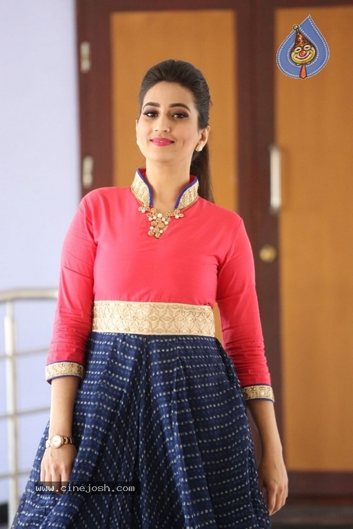 Anchor Manjusha Latest Photoshoot - 17 / 35 photos