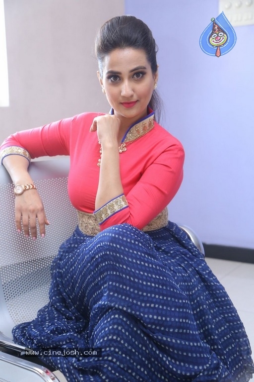 Anchor Manjusha Latest Photoshoot - 23 / 35 photos
