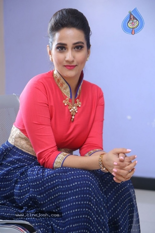 Anchor Manjusha Latest Photoshoot - 25 / 35 photos