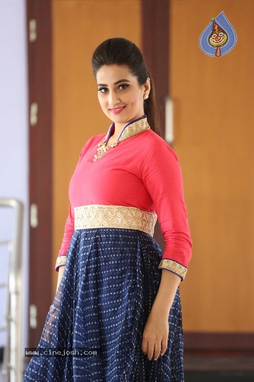 Anchor Manjusha Latest Photoshoot - 32 / 35 photos
