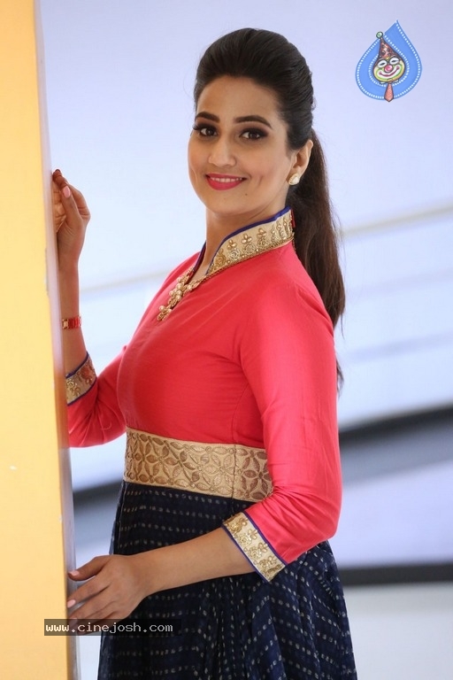Anchor Manjusha Latest Photoshoot - 34 / 35 photos