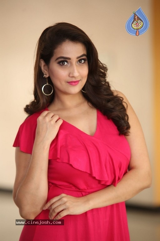 Anchor Manjusha Latest Pictures - 17 / 20 photos